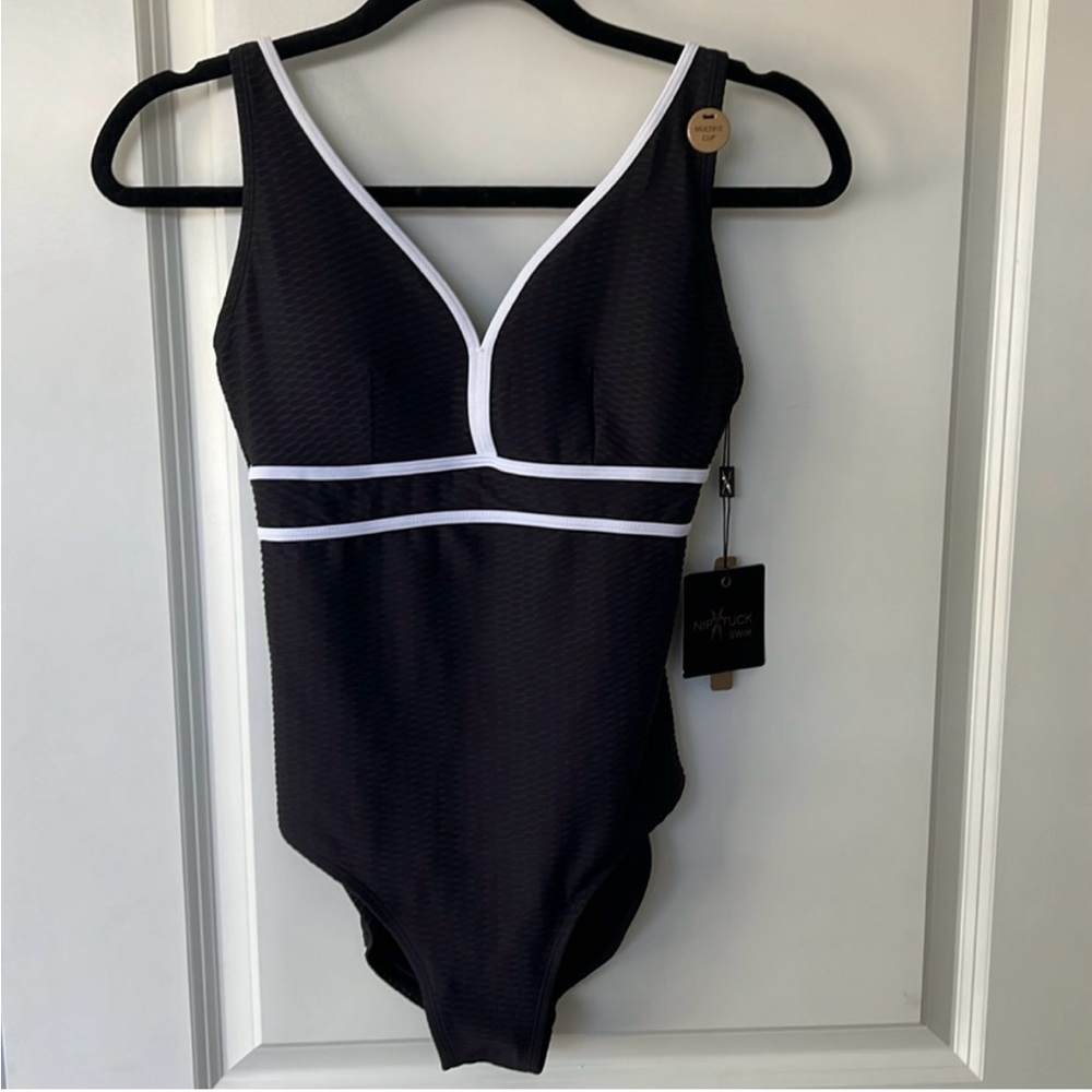 NWT Nip Tuck Amanda Swimsuit, fits nicely
